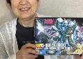 70岁老奶奶坚持拼高达 对抗疾病带来的手抖症