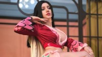 俄妹COS《海贼王》女帝 内衣美腿肉感不失性感